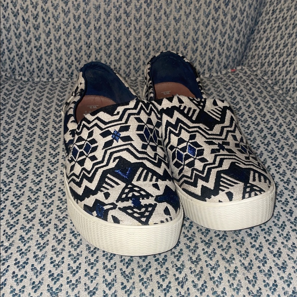 Toms‎ Black and White Geometric Slip-On Sneakers